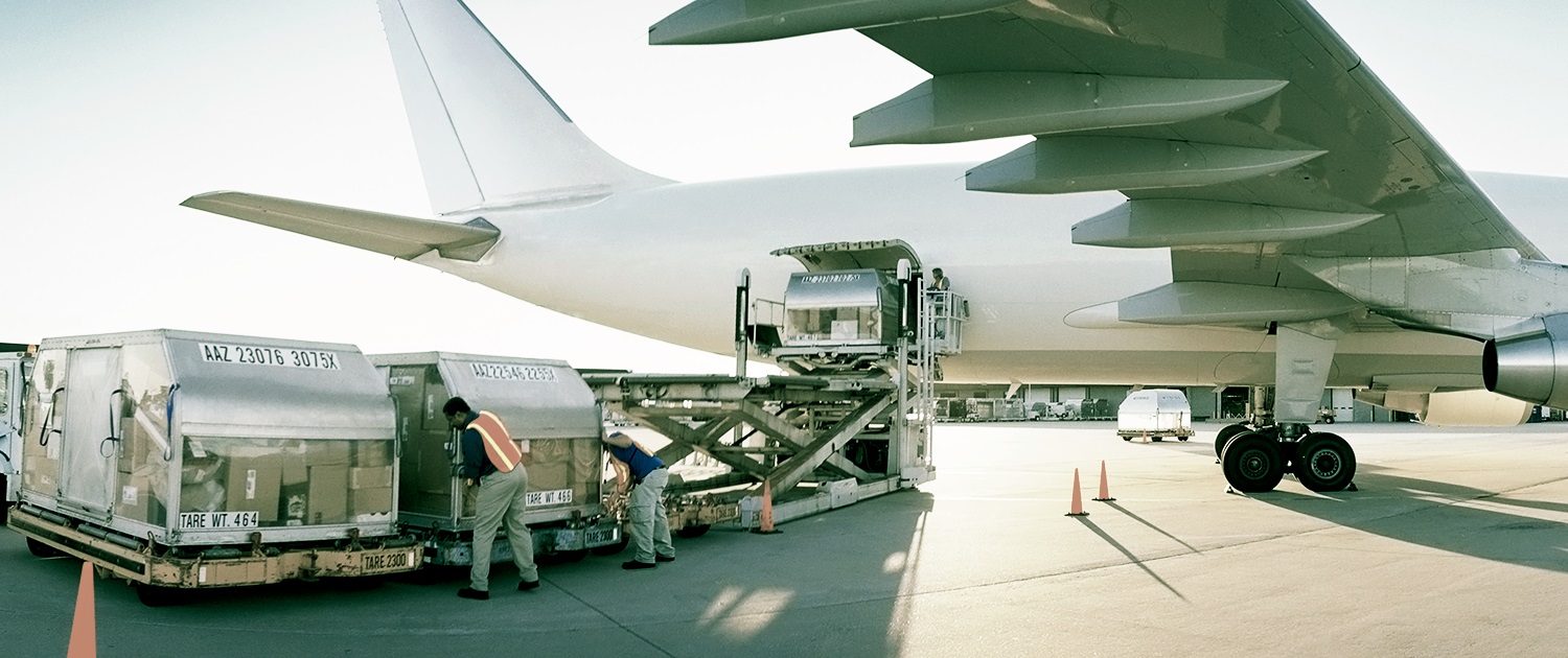 Погрузка автомобиля в самолет